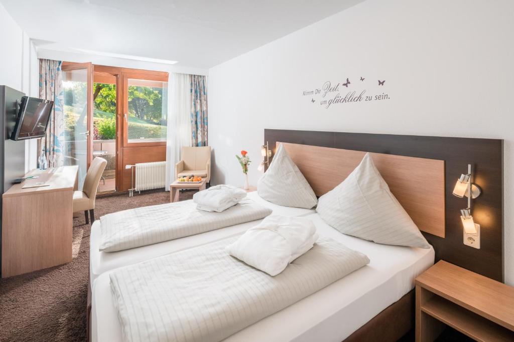 Postel nebo postele na pokoji v ubytování Hotel Waldachtal