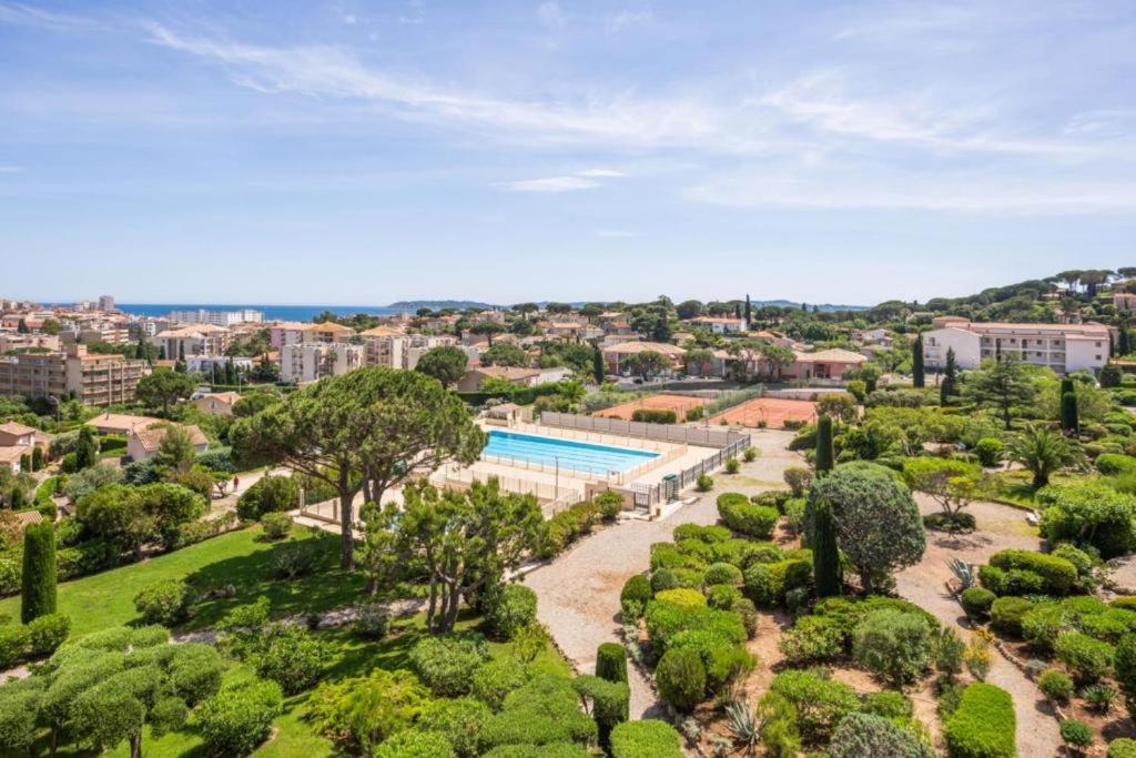 - une vue aérienne sur un jardin avec une piscine dans l'établissement Residence des Coteaux du Preconil, à Sainte-Maxime