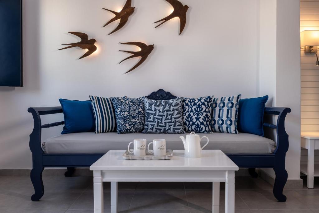Część wypoczynkowa w obiekcie Rivari Santorini Hotel