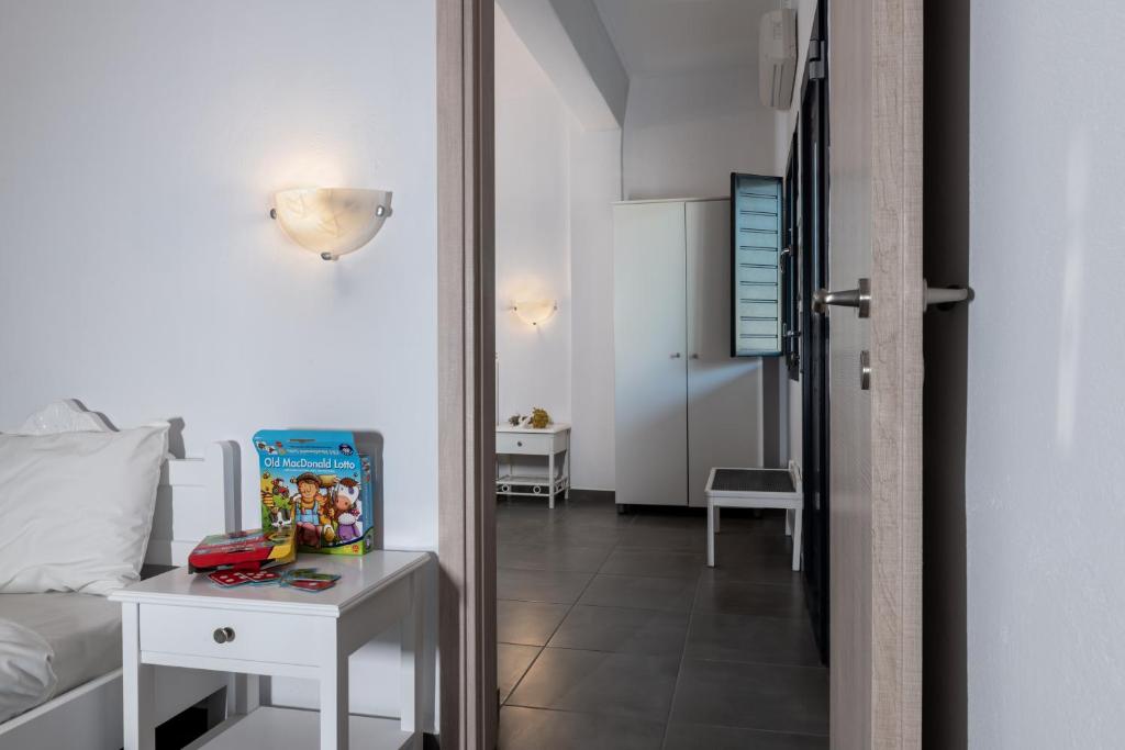 Telewizja i/lub zestaw kina domowego w obiekcie Rivari Santorini Hotel