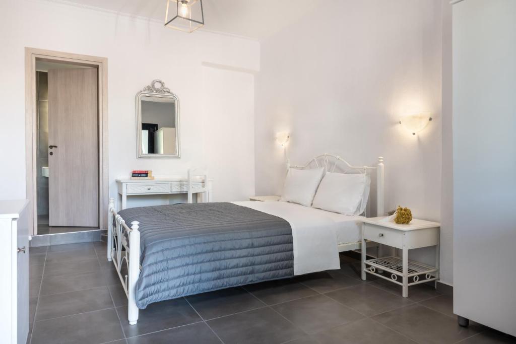 Łóżko lub łóżka w pokoju w obiekcie Rivari Santorini Hotel