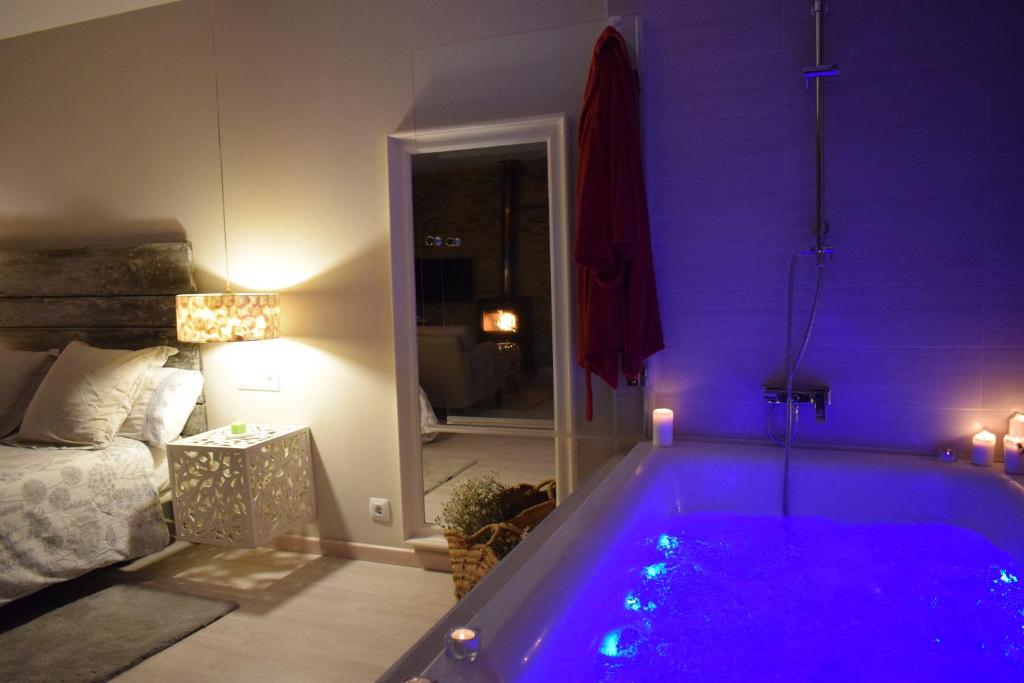 Casas de Outeiro - Jacuzzi privado en la habitación en Samos