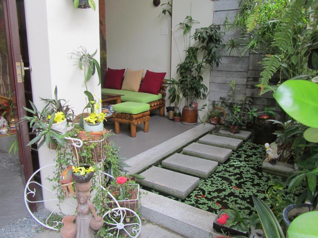 un patio con sofá y algunas plantas en Little Home Nha Trang Apartment, en Nha Trang