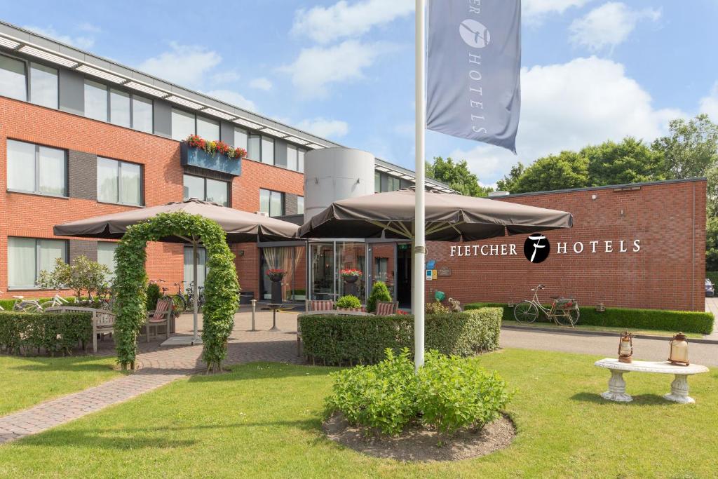 a flag on a pole in front of a hotel at Fletcher Hotel-Restaurant Zevenbergen-Moerdijk in Zevenbergen