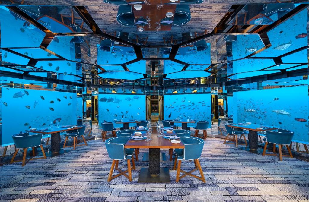 Restaurace v ubytování Anantara Kihavah Maldives Villas