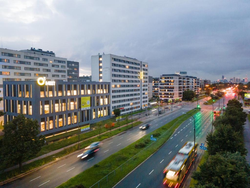 une ville avec des bâtiments et des voitures sur une autoroute dans l'établissement o3Hotel, à Varsovie