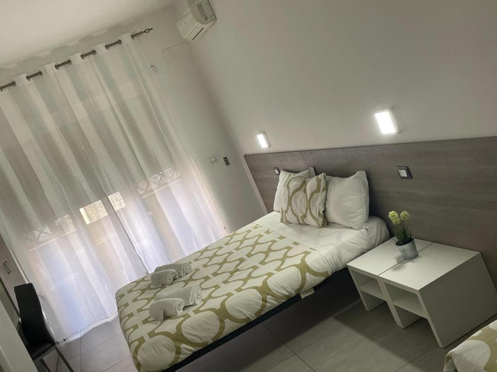 Łóżko lub łóżka w pokoju w obiekcie Tiburtina Royal Suites