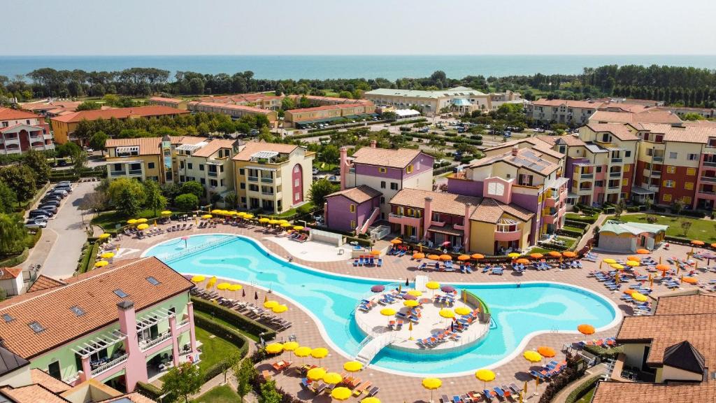 una vista aérea de una piscina en un complejo en MIMOSE Lido Altanea, en Caorle