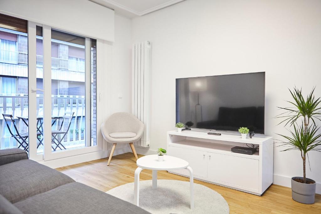 Televízia a/alebo spoločenská miestnosť v ubytovaní Izpizua Apartment