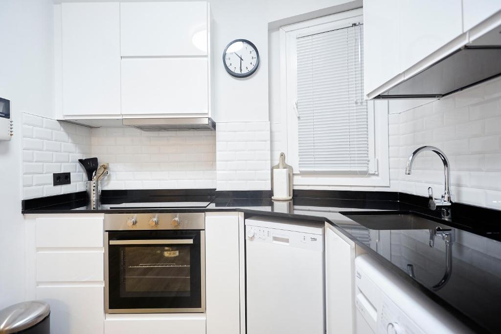 Kuchyňa alebo kuchynka v ubytovaní Izpizua Apartment