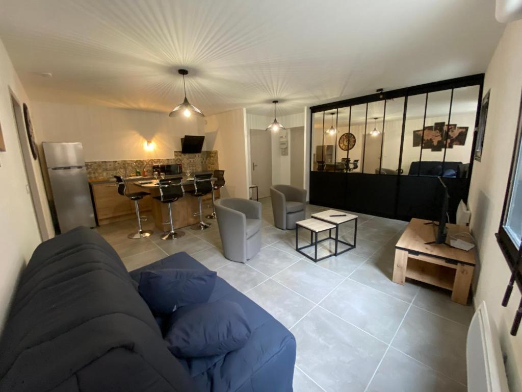 uma sala de estar com um sofá e uma cozinha em Lotapart t2 centre ville classé 3 étoiles em Cahors