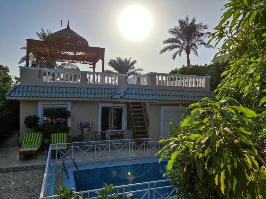 dom z basenem przed nim w obiekcie Villa Rayan w mieście Hurghada