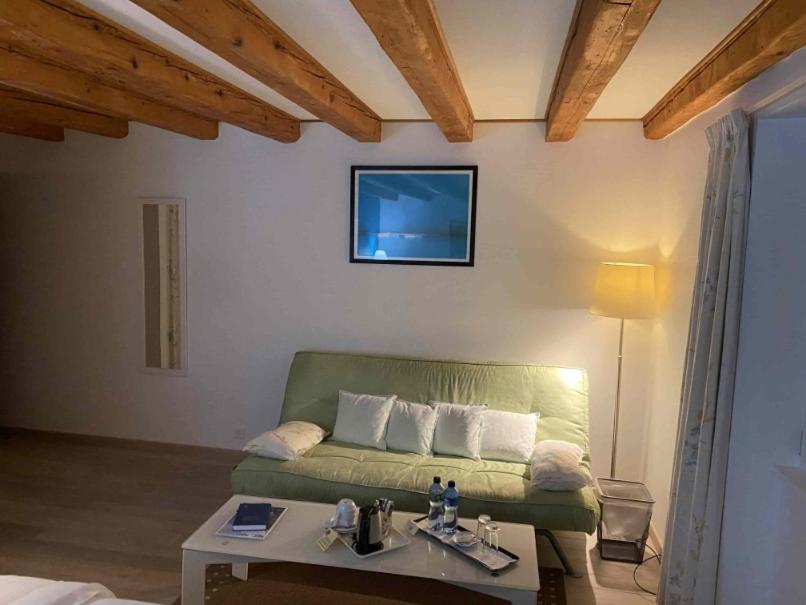 TV a/nebo společenská místnost v ubytování Auberge de Dully