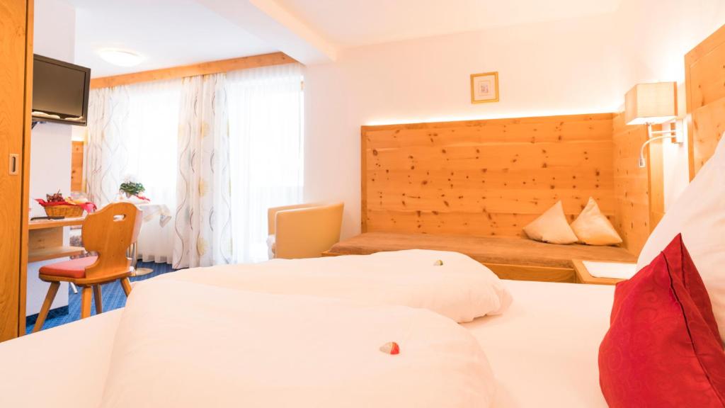 Postel nebo postele na pokoji v ubytování Bergsporthotel Antonie