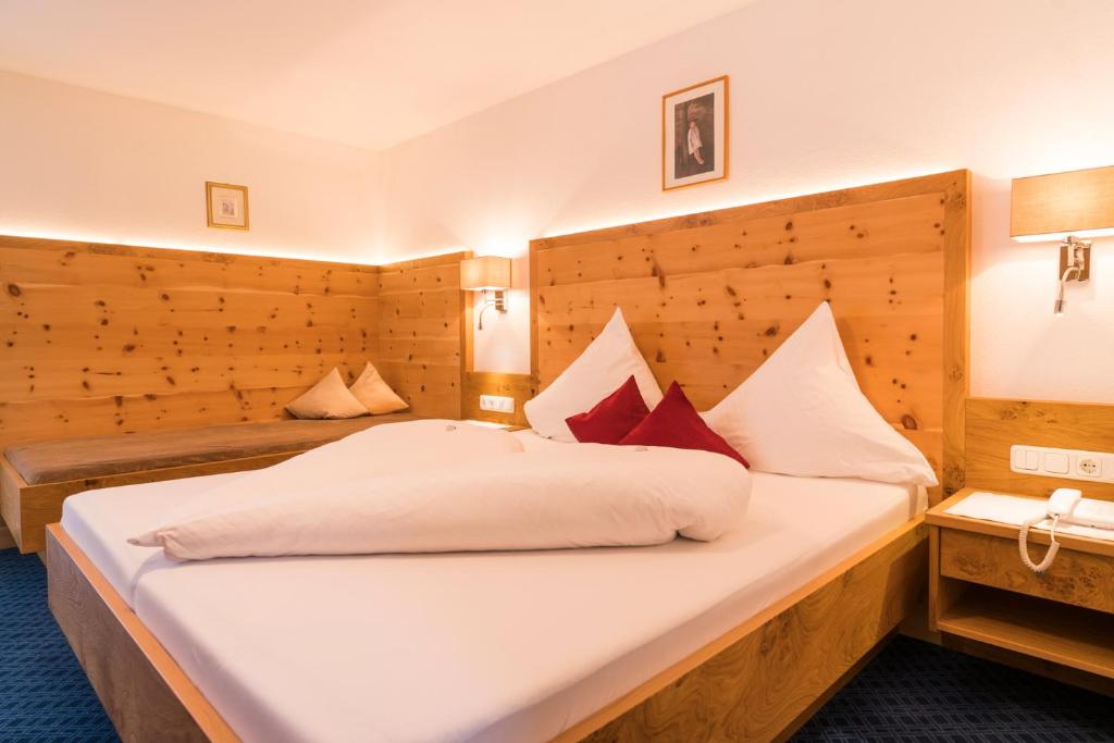 Postel nebo postele na pokoji v ubytování Bergsporthotel Antonie