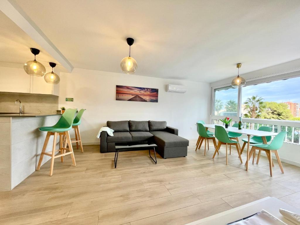 Posezení v ubytování Playa San Juan Alicante luxurious home by the beach