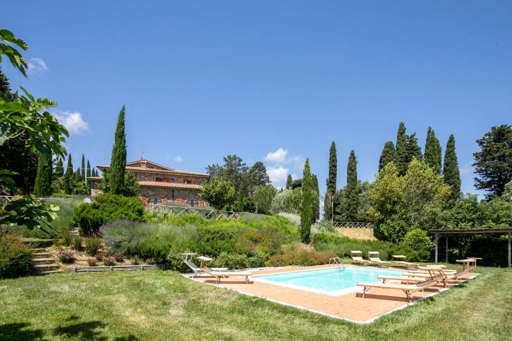 una piscina en un jardín con tumbonas en Casa del Dottore by VacaVilla, en Celle sul Rigo