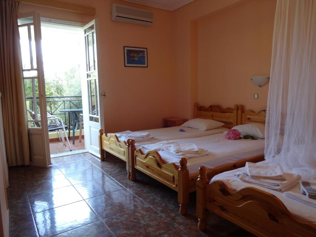 Postel nebo postele na pokoji v ubytování Pansion Filoxenia Apartments & Studios