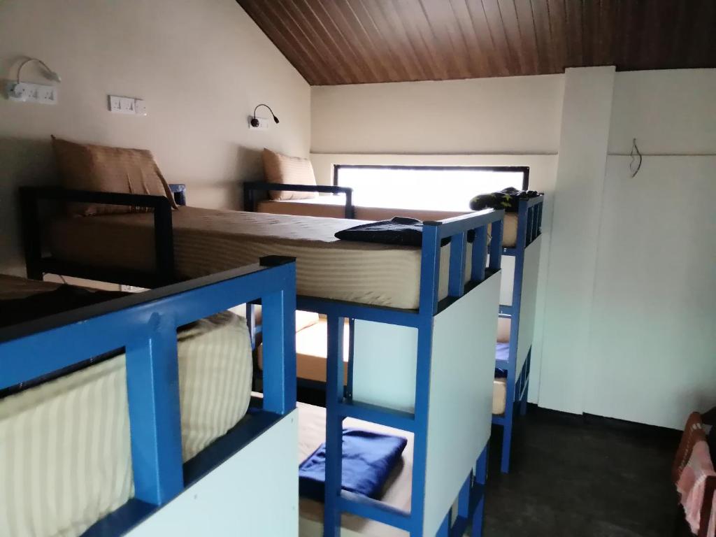 Postel nebo postele na pokoji v ubytování Pub Ceylon Hostel