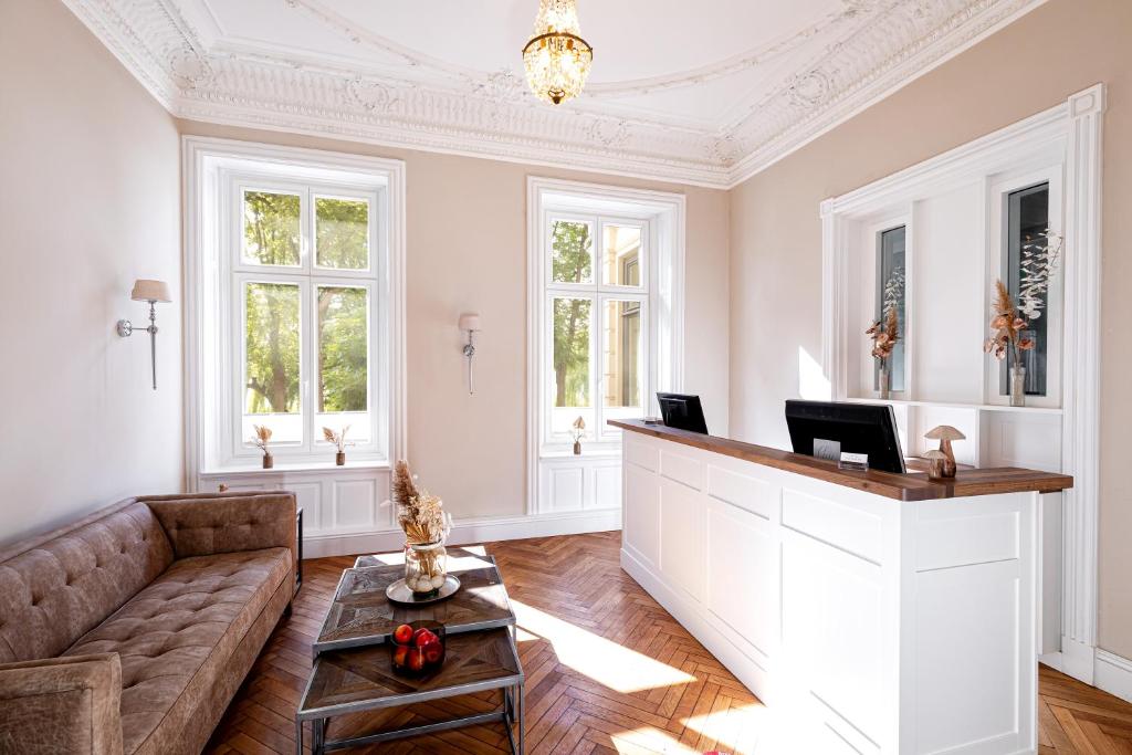 een woonkamer met een bank en een bar bij Alsterblick Boutique Hotel in Hamburg