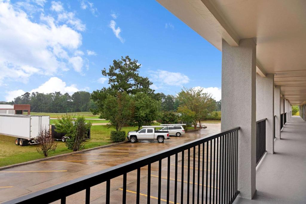 Super 8 by Wyndham Brookhaven - Housity
