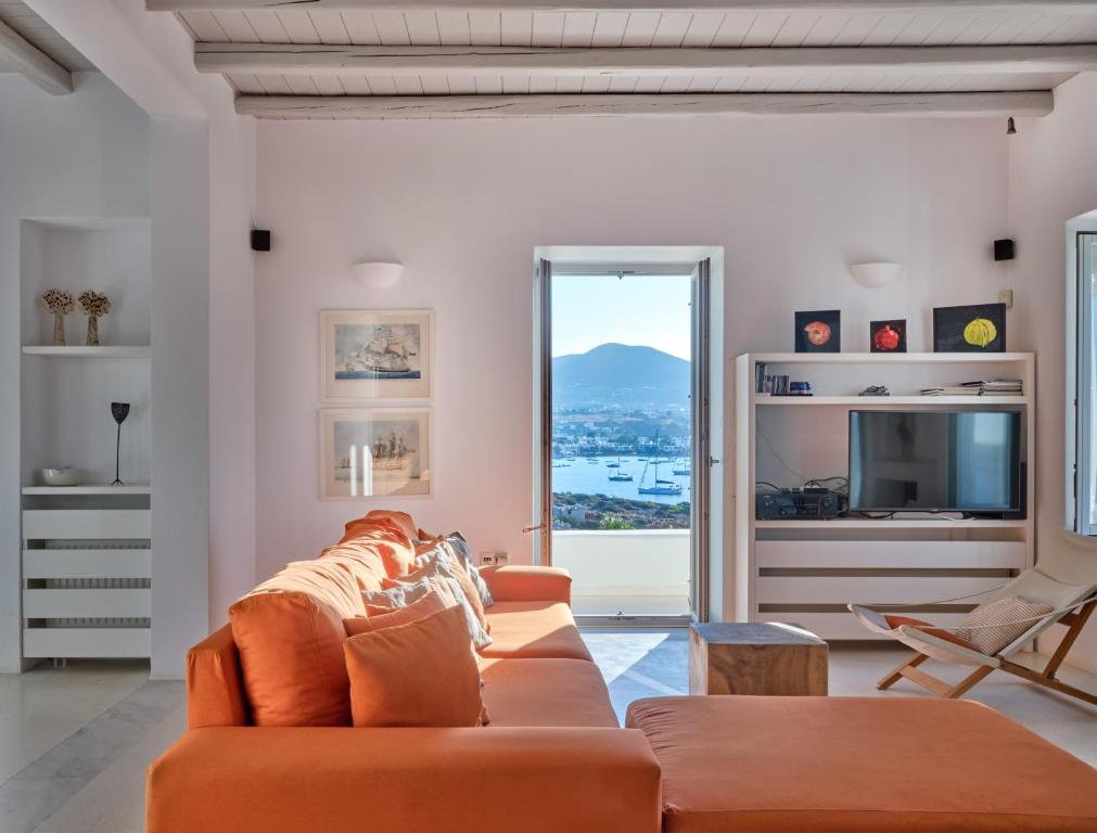 Televízia a/alebo spoločenská miestnosť v ubytovaní Luxury Villa Seafront