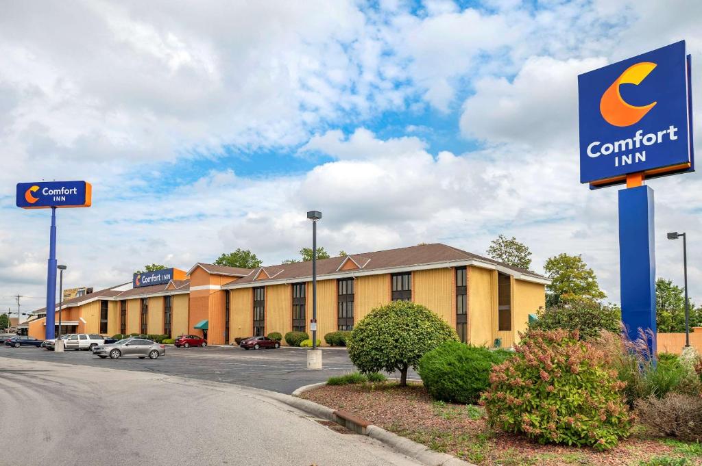 a sign for a comfort inn in a parking lot at Comfort Inn Northeast in Mason