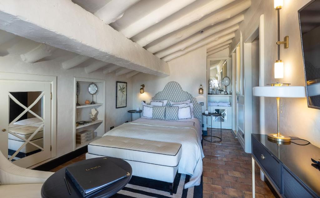 Postel nebo postele na pokoji v ubytování Le Yaca Saint-Tropez