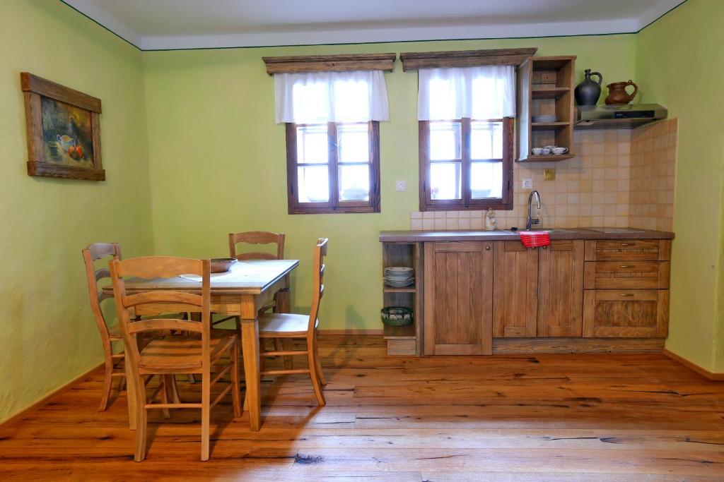 Kuchyň nebo kuchyňský kout v ubytování Pomona Relaxing Nature Guest House