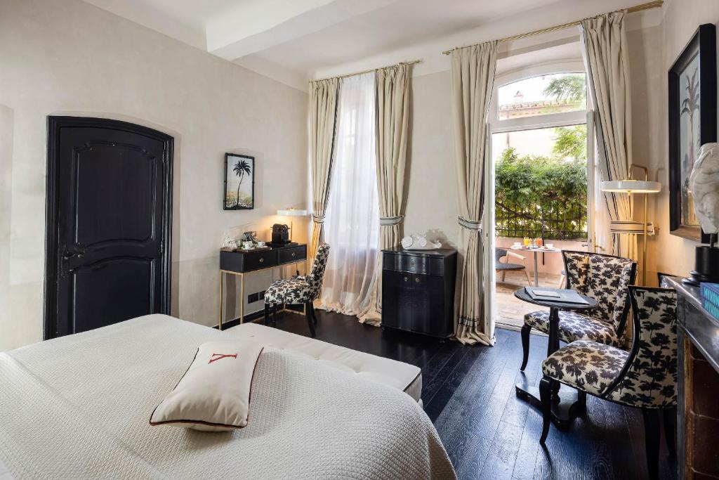Postel nebo postele na pokoji v ubytování Le Yaca Saint-Tropez