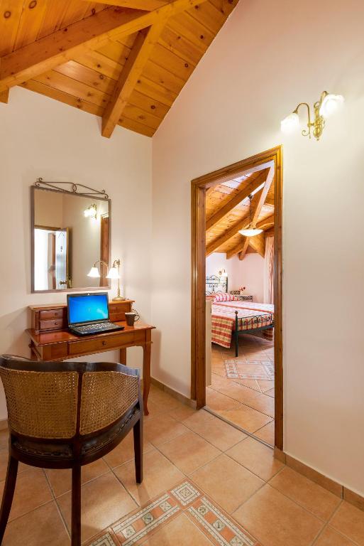 Postel nebo postele na pokoji v ubytování Andreolas Luxury Suites