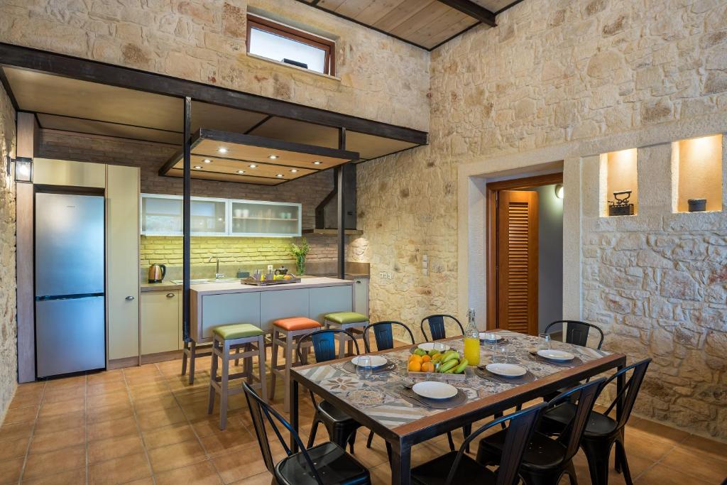 Kuchyň nebo kuchyňský kout v ubytování Margarita's Villas