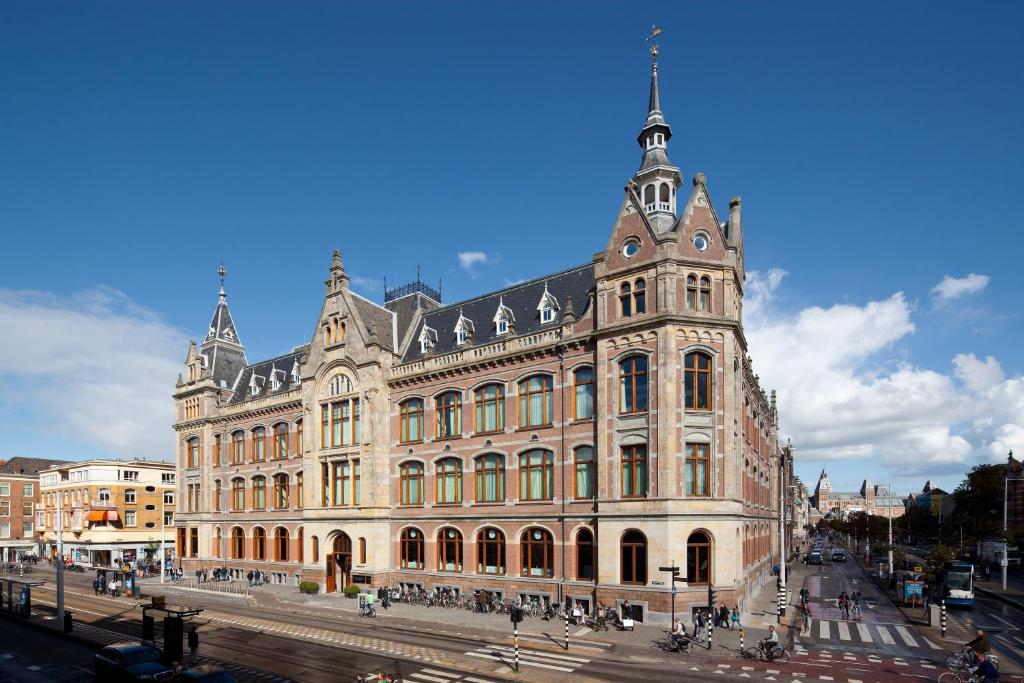 アムステルダムにあるConservatorium Hotelの時計塔のある大きな建物