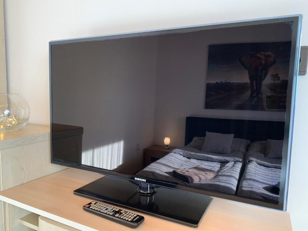 monitor komputerowy siedzący na biurku w obiekcie Apartman TinaSol w mieście Mosonmagyaróvár