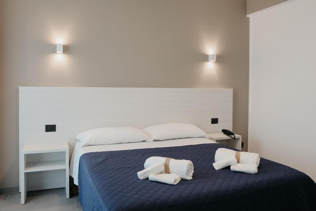 1 dormitorio con 1 cama grande y 2 almohadas en Residence Vazzieri en Campobasso