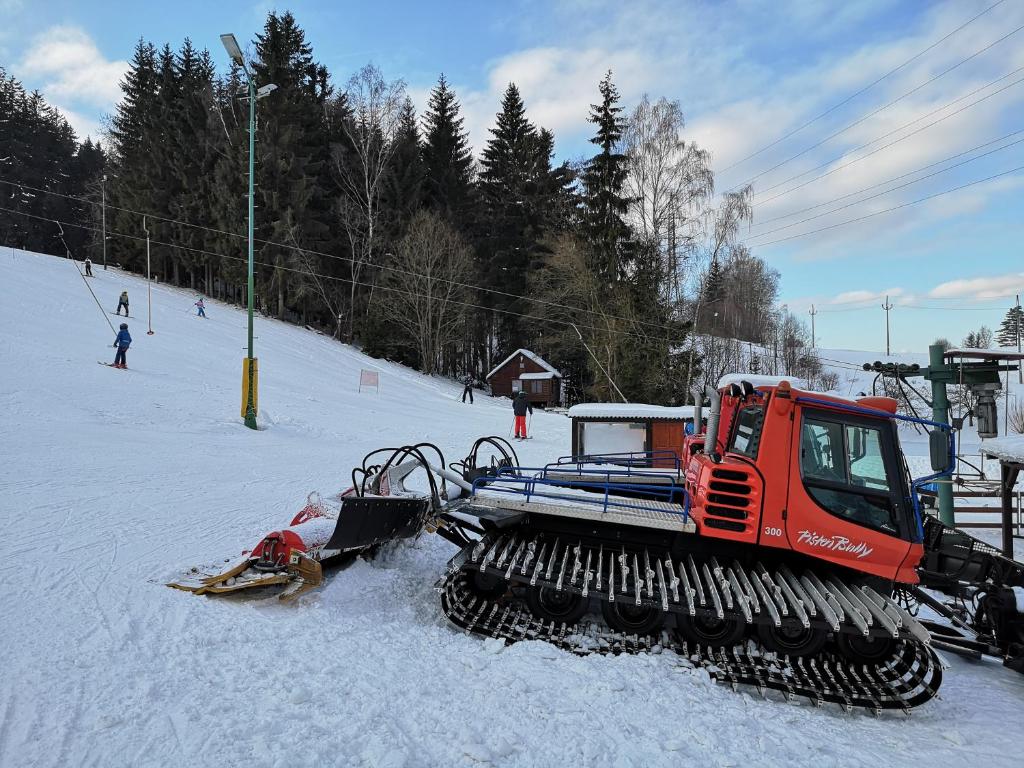Srub na svahu sjezdovky v Radvanicích v zimě
