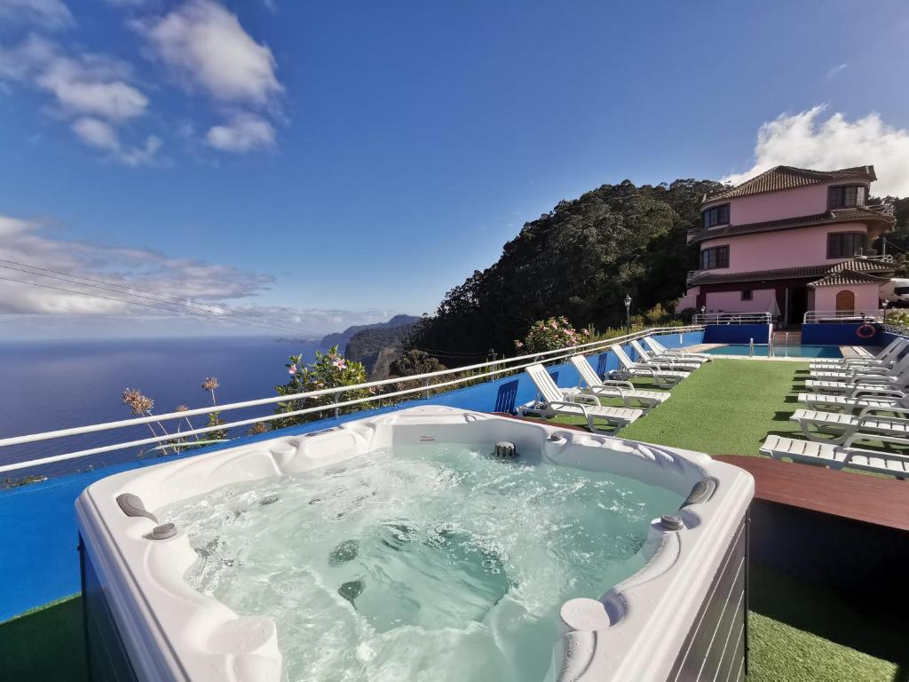 uma banheira de hidromassagem na varanda de um resort em Santana in Nature Bed & Breakfast em Santana