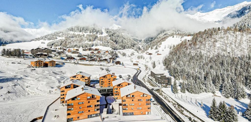 una vista aérea de una estación de esquí en la nieve en Catrina Resort en Disentis