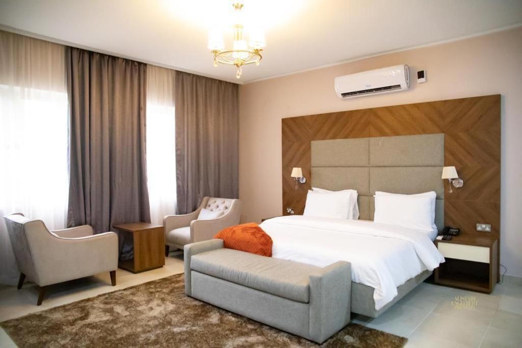מיטה או מיטות בחדר ב-Metro Apartments