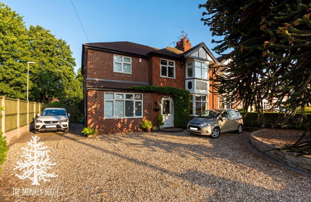 een huis met twee auto's op de oprit bij The Monkey House B&B in Stone