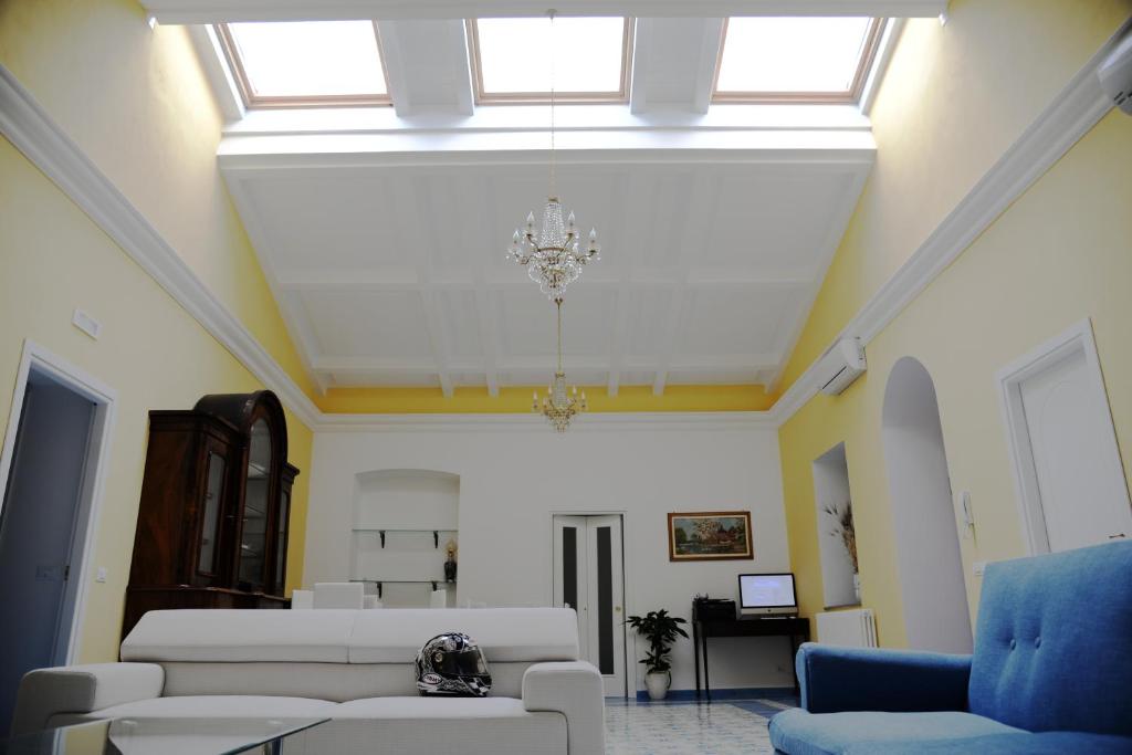 un soggiorno con mobili bianchi e lucernario di Arte & Mare a Patti