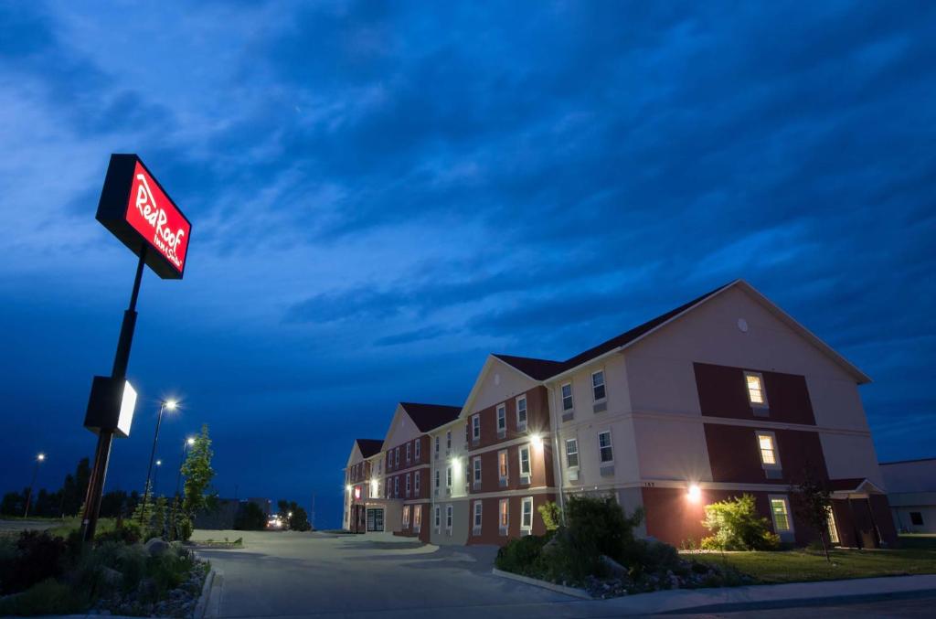 un edificio con un cartel de coca cola delante de él en Red Roof Inn & Suites Dickinson, en Dickinson