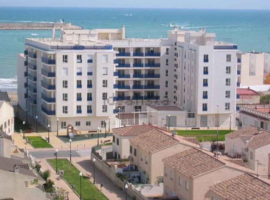 an aerial view of a city with buildings and the ocean at Precioso apartamento 1ª linea playa con piscina in Vinaròs