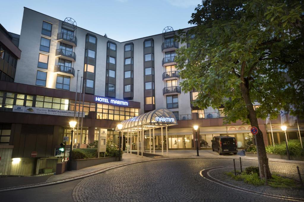 Maritim Hotel Bad Homburg في باد هومبرغ فور دير هوه: اطلالة الفندق من الشارع