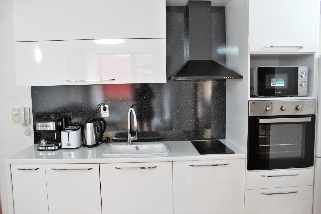 A kitchen or kitchenette at PM Services Sequoia Apartment