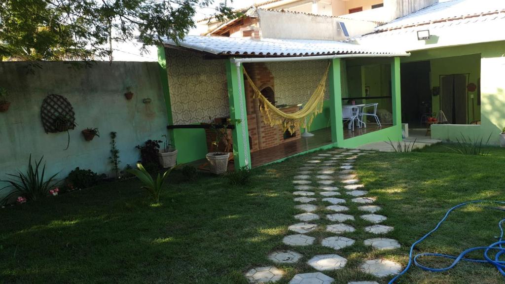 un patio trasero de una casa con patio en Casa acomodação em Araruama en Araruama