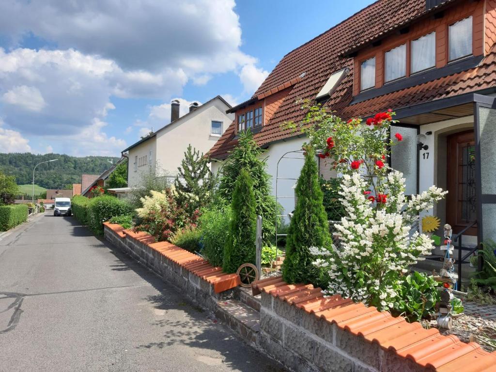 une maison avec un bouquet de fleurs devant elle dans l'établissement Ferienwohnung Maroldsweisach, à Maroldsweisach