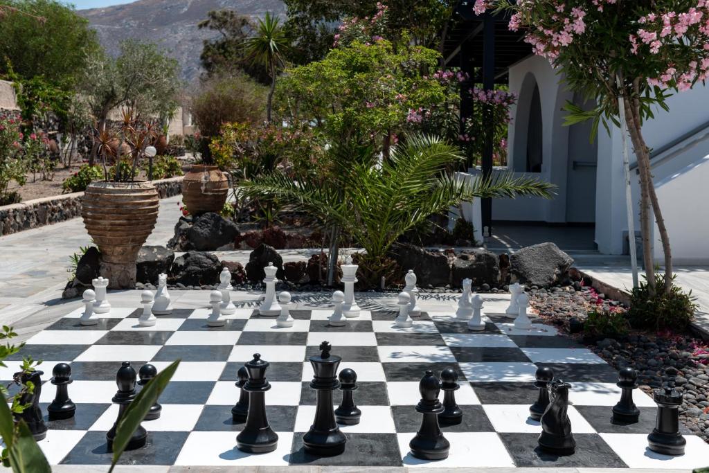 Ogród w obiekcie Rivari Santorini Hotel