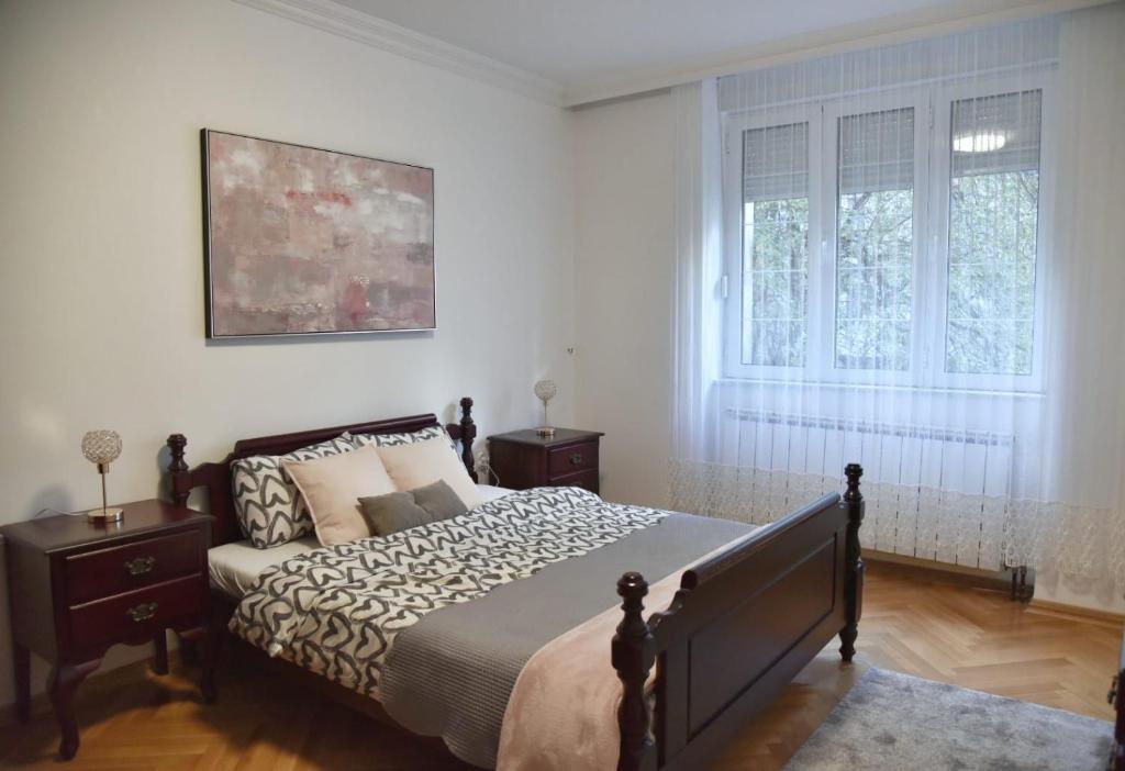 - une chambre avec un lit et 2 fenêtres dans l'établissement Apartment Carpe diem in Belgrade, à Belgrade