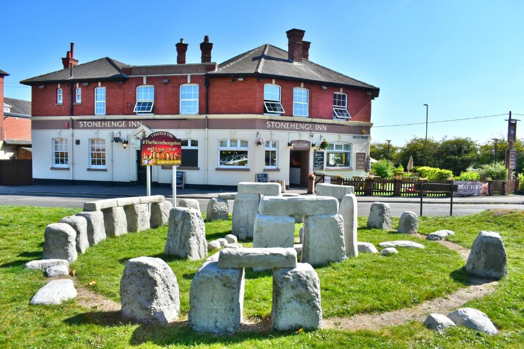 a group of stones in front of a building at Stonehenge Inn & Shepherd's Huts in Amesbury